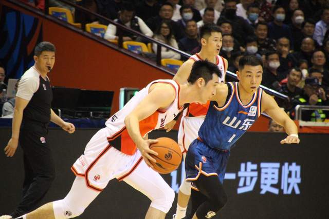 高诗岩17+9山东险胜新疆齐麟17分李炎哲15分的简单介绍